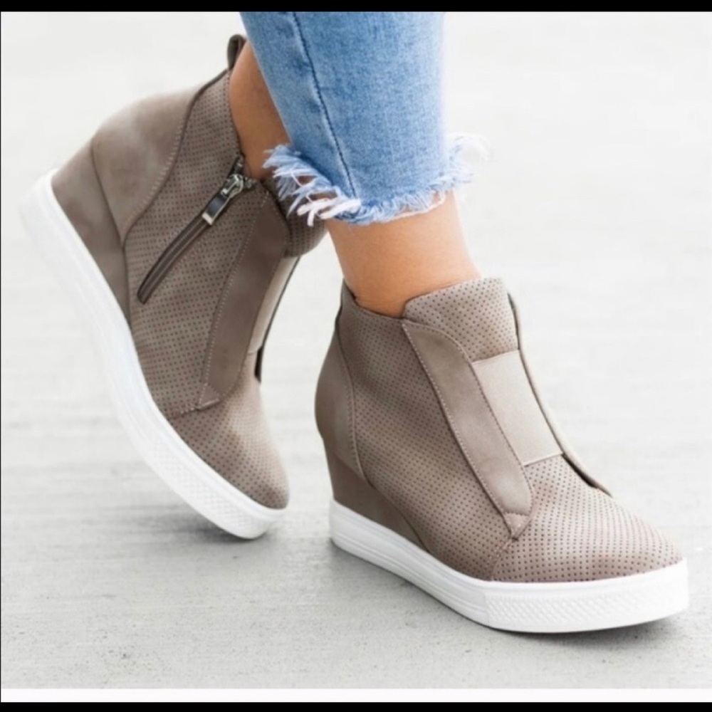 BESTSELLING SNEAKER WEDGES❤️!